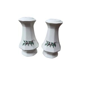 Vintage Holly Berry Salt Pepper Shakers Japan Ceramic Kitchen‎ Decor